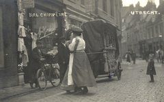 124996 Afbeelding van twee dansende vrouwen bij een draaiorgel in de Korte Viestraat te Utrecht.